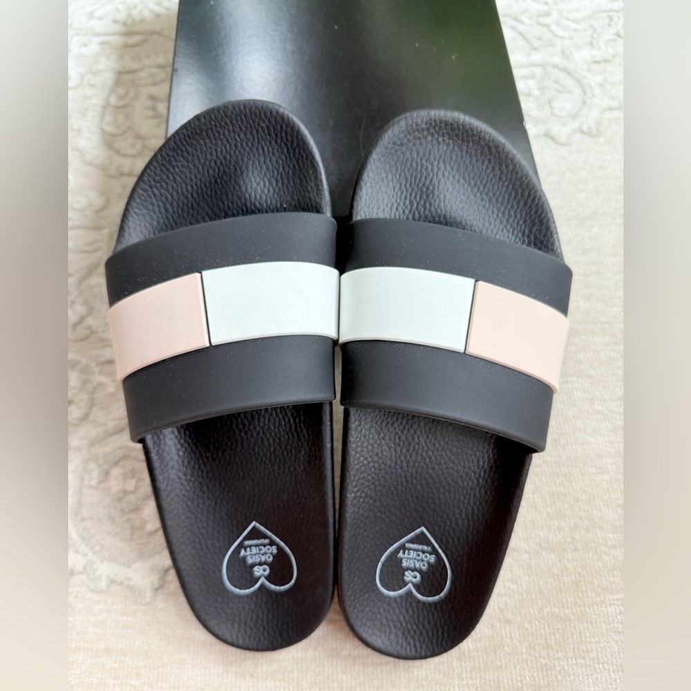 NWT* VICI Oasis Society Women's Black, white & cream Slides